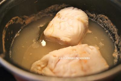 CANUTILLOS DE MERLUZA Y GAMBAS EN SALSA DE PIMIENTO