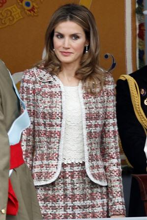 Dña Letizia y Dña Elena, eligen trajes de tweed para el Día de la Fiesta Nacional