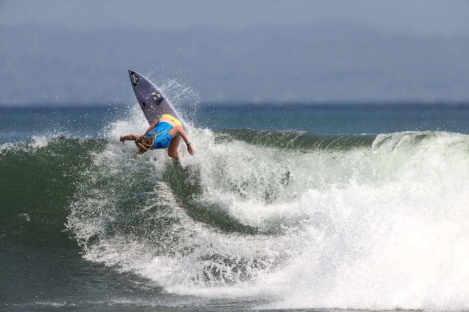 Nikki Van Dijk gana el título mundial junior femenino de la ASP en el Oakley Pro World Junior 2012