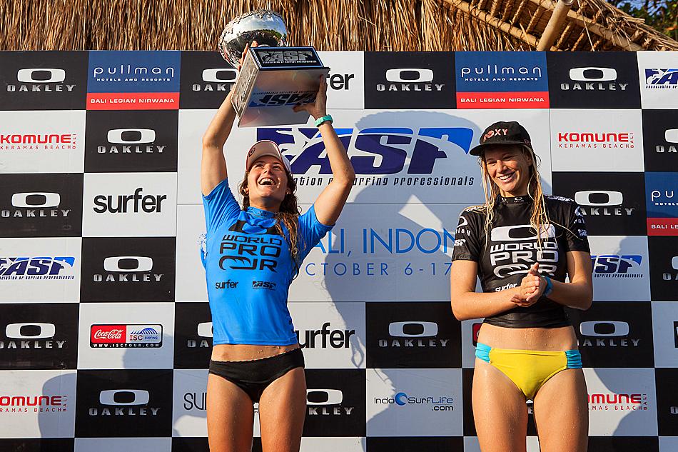 Nikki Van Dijk gana el título mundial junior femenino de la ASP en el Oakley Pro World Junior 2012