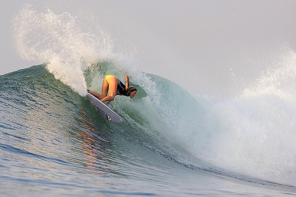 Nikki Van Dijk gana el título mundial junior femenino de la ASP en el Oakley Pro World Junior 2012