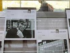 Aeropuerto Madrid-Barajas acoge muestra fotográfica '100 Latinos Madrid'