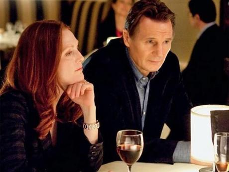 julianne moore junto a liam neeson