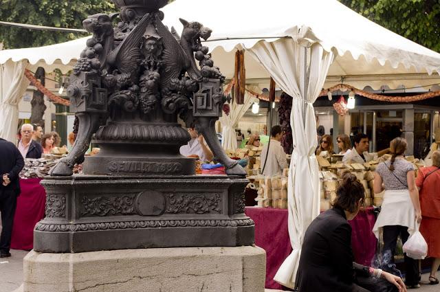 Gastronomía y artesanía en plaza Bib Rambla, Granada