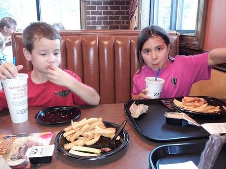 Alimentar al niño como a un adulto lo pone en riesgo de desarrollar obesidad