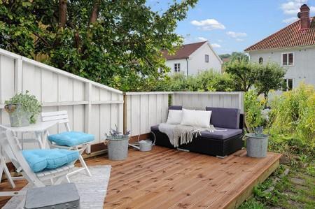 zona de trabajo hobby vigas falsas blancas decoración ventanas en el techo suelo de parquet suelo de madera clara sillas tolix blancas pufs de trapillo ganchillo punto muebles blancos decoración mesa redonda comedor interiorismo atico con terraza estilo nórdico atico estilo nórdico estilo escandinavo estantería escalera blanca espacio diáfano decoración diseño de interiores decoración loft y aticos decoración interiores decoración estilo nórdico decoración escandinava decoración diáfana decoración de áticos cocina moderna pequeña cocina blanca cocina abierta pequeña blog deco blog de interiorismo blog de decoración atico muchas ventanas ático diáfano atico con vigas en el techo 