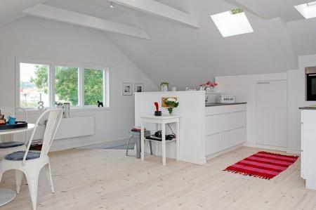zona de trabajo hobby vigas falsas blancas decoración ventanas en el techo suelo de parquet suelo de madera clara sillas tolix blancas pufs de trapillo ganchillo punto muebles blancos decoración mesa redonda comedor interiorismo atico con terraza estilo nórdico atico estilo nórdico estilo escandinavo estantería escalera blanca espacio diáfano decoración diseño de interiores decoración loft y aticos decoración interiores decoración estilo nórdico decoración escandinava decoración diáfana decoración de áticos cocina moderna pequeña cocina blanca cocina abierta pequeña blog deco blog de interiorismo blog de decoración atico muchas ventanas ático diáfano atico con vigas en el techo 
