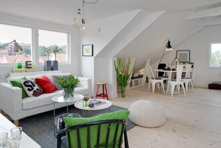 zona de trabajo hobby vigas falsas blancas decoración ventanas en el techo suelo de parquet suelo de madera clara sillas tolix blancas pufs de trapillo ganchillo punto muebles blancos decoración mesa redonda comedor interiorismo atico con terraza estilo nórdico atico estilo nórdico estilo escandinavo estantería escalera blanca espacio diáfano decoración diseño de interiores decoración loft y aticos decoración interiores decoración estilo nórdico decoración escandinava decoración diáfana decoración de áticos cocina moderna pequeña cocina blanca cocina abierta pequeña blog deco blog de interiorismo blog de decoración atico muchas ventanas ático diáfano atico con vigas en el techo 