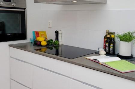 zona de trabajo hobby vigas falsas blancas decoración ventanas en el techo suelo de parquet suelo de madera clara sillas tolix blancas pufs de trapillo ganchillo punto muebles blancos decoración mesa redonda comedor interiorismo atico con terraza estilo nórdico atico estilo nórdico estilo escandinavo estantería escalera blanca espacio diáfano decoración diseño de interiores decoración loft y aticos decoración interiores decoración estilo nórdico decoración escandinava decoración diáfana decoración de áticos cocina moderna pequeña cocina blanca cocina abierta pequeña blog deco blog de interiorismo blog de decoración atico muchas ventanas ático diáfano atico con vigas en el techo 
