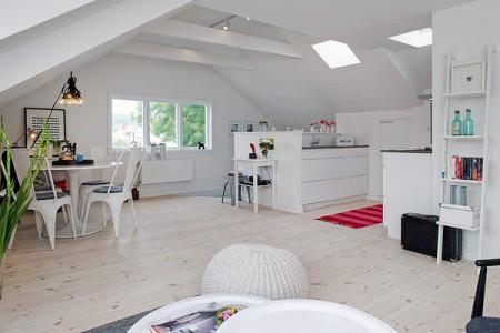 zona de trabajo hobby vigas falsas blancas decoración ventanas en el techo suelo de parquet suelo de madera clara sillas tolix blancas pufs de trapillo ganchillo punto muebles blancos decoración mesa redonda comedor interiorismo atico con terraza estilo nórdico atico estilo nórdico estilo escandinavo estantería escalera blanca espacio diáfano decoración diseño de interiores decoración loft y aticos decoración interiores decoración estilo nórdico decoración escandinava decoración diáfana decoración de áticos cocina moderna pequeña cocina blanca cocina abierta pequeña blog deco blog de interiorismo blog de decoración atico muchas ventanas ático diáfano atico con vigas en el techo 