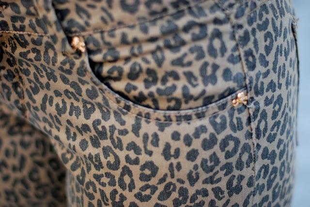 Pantalones de leopardo de Blanco