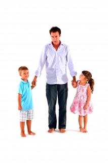 padre con dos niños de la mano