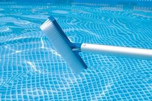 cepillo para limpiar piscinas