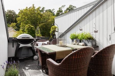 Dúplex de espacios abiertos zona de trabajo hobby vitrina blanca y madera vigas falsas blancas decoración ventanas en el techo terraza barbacoa suelo de roble espigado suelo de parquet sofa blanco muebles madera reciclados muebles madera maciza recicladas pintadas en blanco muebles madera en blanco muebles exterior dedon muebles blancos decoración interiorismo atico con terraza estilo nórdico atico estilo nórdico estilo escandinavo estantería escalera blanca espacio diáfano decoración electrodomesticos empotrados decoración duplex barandilla diseño de interiores diseño de dúplex decoración loft y aticos decoración interiores decoración estilo nórdico decoración escandinava decoración diáfana decoración de áticos cocina rectangular diseño cocina proctección baldosa negra cocina moderna simétrica cocina moderna cocina blanca encimera de madera cocina blanca cocina alargada chimenea dúplex blog deco blog de interiorismo blog de decoración ático diáfano atico con vigas en el techo