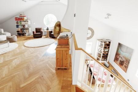 Dúplex de espacios abiertos zona de trabajo hobby vitrina blanca y madera vigas falsas blancas decoración ventanas en el techo terraza barbacoa suelo de roble espigado suelo de parquet sofa blanco muebles madera reciclados muebles madera maciza recicladas pintadas en blanco muebles madera en blanco muebles exterior dedon muebles blancos decoración interiorismo atico con terraza estilo nórdico atico estilo nórdico estilo escandinavo estantería escalera blanca espacio diáfano decoración electrodomesticos empotrados decoración duplex barandilla diseño de interiores diseño de dúplex decoración loft y aticos decoración interiores decoración estilo nórdico decoración escandinava decoración diáfana decoración de áticos cocina rectangular diseño cocina proctección baldosa negra cocina moderna simétrica cocina moderna cocina blanca encimera de madera cocina blanca cocina alargada chimenea dúplex blog deco blog de interiorismo blog de decoración ático diáfano atico con vigas en el techo