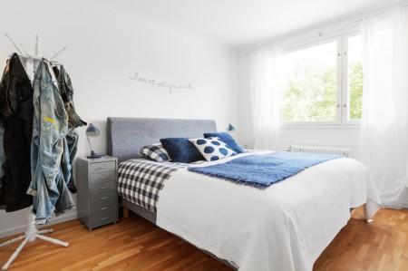 Dúplex de espacios abiertos zona de trabajo hobby vitrina blanca y madera vigas falsas blancas decoración ventanas en el techo terraza barbacoa suelo de roble espigado suelo de parquet sofa blanco muebles madera reciclados muebles madera maciza recicladas pintadas en blanco muebles madera en blanco muebles exterior dedon muebles blancos decoración interiorismo atico con terraza estilo nórdico atico estilo nórdico estilo escandinavo estantería escalera blanca espacio diáfano decoración electrodomesticos empotrados decoración duplex barandilla diseño de interiores diseño de dúplex decoración loft y aticos decoración interiores decoración estilo nórdico decoración escandinava decoración diáfana decoración de áticos cocina rectangular diseño cocina proctección baldosa negra cocina moderna simétrica cocina moderna cocina blanca encimera de madera cocina blanca cocina alargada chimenea dúplex blog deco blog de interiorismo blog de decoración ático diáfano atico con vigas en el techo