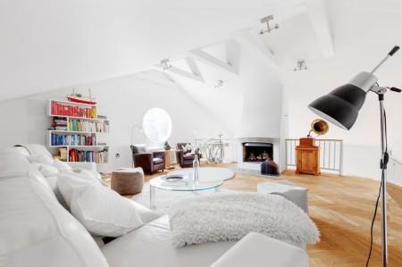 Dúplex de espacios abiertos zona de trabajo hobby vitrina blanca y madera vigas falsas blancas decoración ventanas en el techo terraza barbacoa suelo de roble espigado suelo de parquet sofa blanco muebles madera reciclados muebles madera maciza recicladas pintadas en blanco muebles madera en blanco muebles exterior dedon muebles blancos decoración interiorismo atico con terraza estilo nórdico atico estilo nórdico estilo escandinavo estantería escalera blanca espacio diáfano decoración electrodomesticos empotrados decoración duplex barandilla diseño de interiores diseño de dúplex decoración loft y aticos decoración interiores decoración estilo nórdico decoración escandinava decoración diáfana decoración de áticos cocina rectangular diseño cocina proctección baldosa negra cocina moderna simétrica cocina moderna cocina blanca encimera de madera cocina blanca cocina alargada chimenea dúplex blog deco blog de interiorismo blog de decoración ático diáfano atico con vigas en el techo