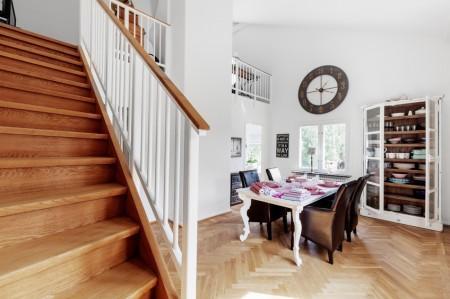 Dúplex de espacios abiertos zona de trabajo hobby vitrina blanca y madera vigas falsas blancas decoración ventanas en el techo terraza barbacoa suelo de roble espigado suelo de parquet sofa blanco muebles madera reciclados muebles madera maciza recicladas pintadas en blanco muebles madera en blanco muebles exterior dedon muebles blancos decoración interiorismo atico con terraza estilo nórdico atico estilo nórdico estilo escandinavo estantería escalera blanca espacio diáfano decoración electrodomesticos empotrados decoración duplex barandilla diseño de interiores diseño de dúplex decoración loft y aticos decoración interiores decoración estilo nórdico decoración escandinava decoración diáfana decoración de áticos cocina rectangular diseño cocina proctección baldosa negra cocina moderna simétrica cocina moderna cocina blanca encimera de madera cocina blanca cocina alargada chimenea dúplex blog deco blog de interiorismo blog de decoración ático diáfano atico con vigas en el techo