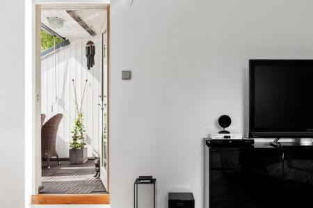 Dúplex de espacios abiertos zona de trabajo hobby vitrina blanca y madera vigas falsas blancas decoración ventanas en el techo terraza barbacoa suelo de roble espigado suelo de parquet sofa blanco muebles madera reciclados muebles madera maciza recicladas pintadas en blanco muebles madera en blanco muebles exterior dedon muebles blancos decoración interiorismo atico con terraza estilo nórdico atico estilo nórdico estilo escandinavo estantería escalera blanca espacio diáfano decoración electrodomesticos empotrados decoración duplex barandilla diseño de interiores diseño de dúplex decoración loft y aticos decoración interiores decoración estilo nórdico decoración escandinava decoración diáfana decoración de áticos cocina rectangular diseño cocina proctección baldosa negra cocina moderna simétrica cocina moderna cocina blanca encimera de madera cocina blanca cocina alargada chimenea dúplex blog deco blog de interiorismo blog de decoración ático diáfano atico con vigas en el techo