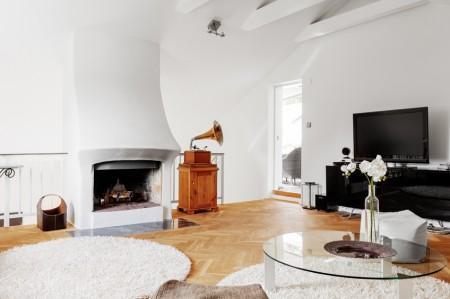 Dúplex de espacios abiertos zona de trabajo hobby vitrina blanca y madera vigas falsas blancas decoración ventanas en el techo terraza barbacoa suelo de roble espigado suelo de parquet sofa blanco muebles madera reciclados muebles madera maciza recicladas pintadas en blanco muebles madera en blanco muebles exterior dedon muebles blancos decoración interiorismo atico con terraza estilo nórdico atico estilo nórdico estilo escandinavo estantería escalera blanca espacio diáfano decoración electrodomesticos empotrados decoración duplex barandilla diseño de interiores diseño de dúplex decoración loft y aticos decoración interiores decoración estilo nórdico decoración escandinava decoración diáfana decoración de áticos cocina rectangular diseño cocina proctección baldosa negra cocina moderna simétrica cocina moderna cocina blanca encimera de madera cocina blanca cocina alargada chimenea dúplex blog deco blog de interiorismo blog de decoración ático diáfano atico con vigas en el techo