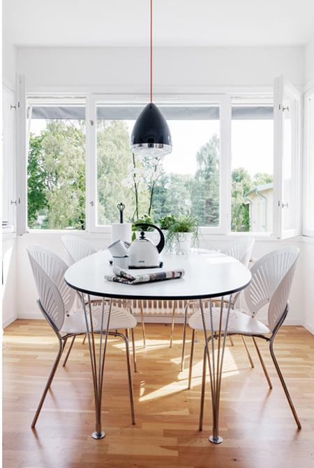 Dúplex de espacios abiertos zona de trabajo hobby vitrina blanca y madera vigas falsas blancas decoración ventanas en el techo terraza barbacoa suelo de roble espigado suelo de parquet sofa blanco muebles madera reciclados muebles madera maciza recicladas pintadas en blanco muebles madera en blanco muebles exterior dedon muebles blancos decoración interiorismo atico con terraza estilo nórdico atico estilo nórdico estilo escandinavo estantería escalera blanca espacio diáfano decoración electrodomesticos empotrados decoración duplex barandilla diseño de interiores diseño de dúplex decoración loft y aticos decoración interiores decoración estilo nórdico decoración escandinava decoración diáfana decoración de áticos cocina rectangular diseño cocina proctección baldosa negra cocina moderna simétrica cocina moderna cocina blanca encimera de madera cocina blanca cocina alargada chimenea dúplex blog deco blog de interiorismo blog de decoración ático diáfano atico con vigas en el techo