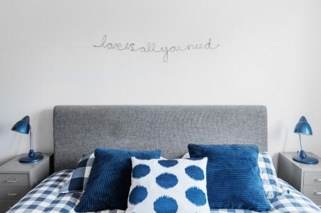 Dúplex de espacios abiertos zona de trabajo hobby vitrina blanca y madera vigas falsas blancas decoración ventanas en el techo terraza barbacoa suelo de roble espigado suelo de parquet sofa blanco muebles madera reciclados muebles madera maciza recicladas pintadas en blanco muebles madera en blanco muebles exterior dedon muebles blancos decoración interiorismo atico con terraza estilo nórdico atico estilo nórdico estilo escandinavo estantería escalera blanca espacio diáfano decoración electrodomesticos empotrados decoración duplex barandilla diseño de interiores diseño de dúplex decoración loft y aticos decoración interiores decoración estilo nórdico decoración escandinava decoración diáfana decoración de áticos cocina rectangular diseño cocina proctección baldosa negra cocina moderna simétrica cocina moderna cocina blanca encimera de madera cocina blanca cocina alargada chimenea dúplex blog deco blog de interiorismo blog de decoración ático diáfano atico con vigas en el techo