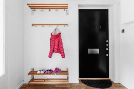 Dúplex de espacios abiertos zona de trabajo hobby vitrina blanca y madera vigas falsas blancas decoración ventanas en el techo terraza barbacoa suelo de roble espigado suelo de parquet sofa blanco muebles madera reciclados muebles madera maciza recicladas pintadas en blanco muebles madera en blanco muebles exterior dedon muebles blancos decoración interiorismo atico con terraza estilo nórdico atico estilo nórdico estilo escandinavo estantería escalera blanca espacio diáfano decoración electrodomesticos empotrados decoración duplex barandilla diseño de interiores diseño de dúplex decoración loft y aticos decoración interiores decoración estilo nórdico decoración escandinava decoración diáfana decoración de áticos cocina rectangular diseño cocina proctección baldosa negra cocina moderna simétrica cocina moderna cocina blanca encimera de madera cocina blanca cocina alargada chimenea dúplex blog deco blog de interiorismo blog de decoración ático diáfano atico con vigas en el techo