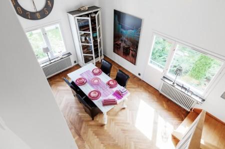 Dúplex de espacios abiertos zona de trabajo hobby vitrina blanca y madera vigas falsas blancas decoración ventanas en el techo terraza barbacoa suelo de roble espigado suelo de parquet sofa blanco muebles madera reciclados muebles madera maciza recicladas pintadas en blanco muebles madera en blanco muebles exterior dedon muebles blancos decoración interiorismo atico con terraza estilo nórdico atico estilo nórdico estilo escandinavo estantería escalera blanca espacio diáfano decoración electrodomesticos empotrados decoración duplex barandilla diseño de interiores diseño de dúplex decoración loft y aticos decoración interiores decoración estilo nórdico decoración escandinava decoración diáfana decoración de áticos cocina rectangular diseño cocina proctección baldosa negra cocina moderna simétrica cocina moderna cocina blanca encimera de madera cocina blanca cocina alargada chimenea dúplex blog deco blog de interiorismo blog de decoración ático diáfano atico con vigas en el techo