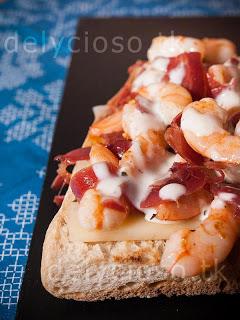 Tosta de Gambas, jamón y queso