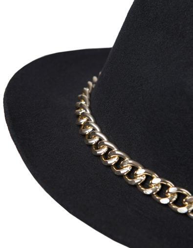 VISTE COMO: SARA CARBONERO de negro con tachuelas!