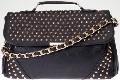 VISTE COMO: SARA CARBONERO de negro con tachuelas!