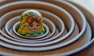 Genes saltarines que se pasean dentro de un virus, que infecta a un virus gigante, que infecta una ameba, que infecta el ojo de una mujer Genes saltarines que se pasean dentro de un virus, que infecta a un virus gigante, que infecta una ameba, que infecta el ojo de una mujer