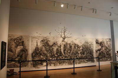 Adonna Khare, con lápiz y goma