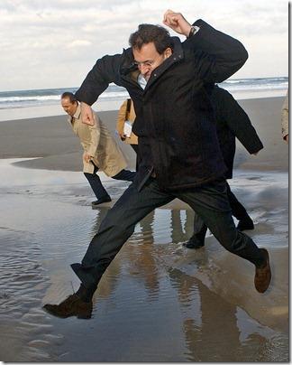 rajoy saltando sobre el chapapote