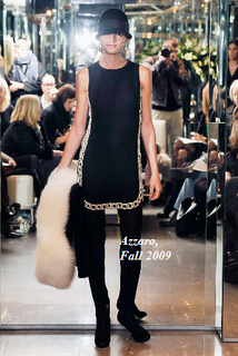 Jennifer López se divierte en París enfundada en un minivestido de Azzaro