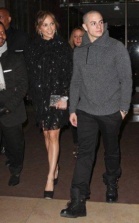 Jennifer López se divierte en París enfundada en un minivestido de Azzaro