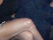 Jennifer López divierte París enfundada minivestido Azzaro