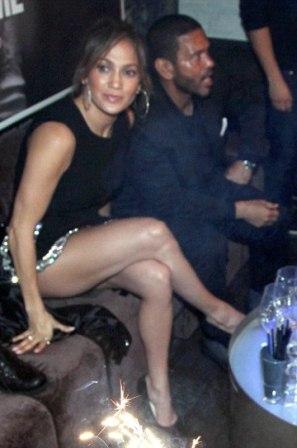 Jennifer López se divierte en París enfundada en un minivestido de Azzaro