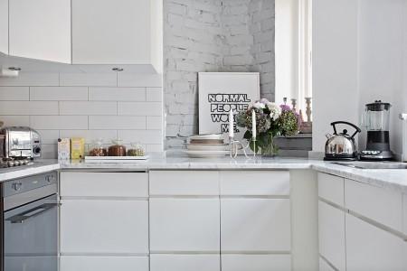 suelos blancos de madera sillas CH24 en roble sin barnizar radios retro blancas poster de new york pared ladrillo visto pintado blanco muebles de diseño marmol blanco encimera cocina grandes ventanales piso pequeño electrodomésticos smeg dormitorios minimalistas diseño nórdico diseño de exteriores diseño danés muebles decoración nórdica decoración minipisos decoración escandinava decoración en blanco decoración de pisos pequeños decoración de interiores CH24 de Hans J. Wegner para Carl Hansen blog estilo nórdico blog deco blog de interiorismo blog de estilo nórdico 