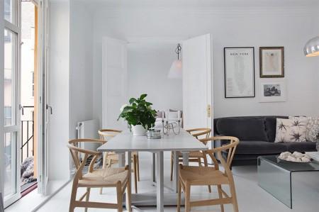 suelos blancos de madera sillas CH24 en roble sin barnizar radios retro blancas poster de new york pared ladrillo visto pintado blanco muebles de diseño marmol blanco encimera cocina grandes ventanales piso pequeño electrodomésticos smeg dormitorios minimalistas diseño nórdico diseño de exteriores diseño danés muebles decoración nórdica decoración minipisos decoración escandinava decoración en blanco decoración de pisos pequeños decoración de interiores CH24 de Hans J. Wegner para Carl Hansen blog estilo nórdico blog deco blog de interiorismo blog de estilo nórdico 