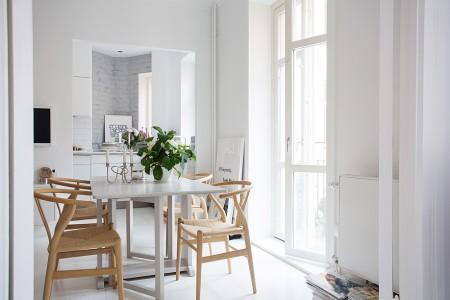 suelos blancos de madera sillas CH24 en roble sin barnizar radios retro blancas poster de new york pared ladrillo visto pintado blanco muebles de diseño marmol blanco encimera cocina grandes ventanales piso pequeño electrodomésticos smeg dormitorios minimalistas diseño nórdico diseño de exteriores diseño danés muebles decoración nórdica decoración minipisos decoración escandinava decoración en blanco decoración de pisos pequeños decoración de interiores CH24 de Hans J. Wegner para Carl Hansen blog estilo nórdico blog deco blog de interiorismo blog de estilo nórdico 