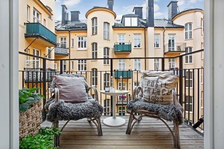 suelos blancos de madera sillas CH24 en roble sin barnizar radios retro blancas poster de new york pared ladrillo visto pintado blanco muebles de diseño marmol blanco encimera cocina grandes ventanales piso pequeño electrodomésticos smeg dormitorios minimalistas diseño nórdico diseño de exteriores diseño danés muebles decoración nórdica decoración minipisos decoración escandinava decoración en blanco decoración de pisos pequeños decoración de interiores CH24 de Hans J. Wegner para Carl Hansen blog estilo nórdico blog deco blog de interiorismo blog de estilo nórdico 