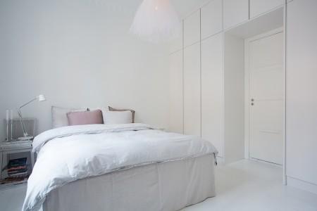 suelos blancos de madera sillas CH24 en roble sin barnizar radios retro blancas poster de new york pared ladrillo visto pintado blanco muebles de diseño marmol blanco encimera cocina grandes ventanales piso pequeño electrodomésticos smeg dormitorios minimalistas diseño nórdico diseño de exteriores diseño danés muebles decoración nórdica decoración minipisos decoración escandinava decoración en blanco decoración de pisos pequeños decoración de interiores CH24 de Hans J. Wegner para Carl Hansen blog estilo nórdico blog deco blog de interiorismo blog de estilo nórdico 