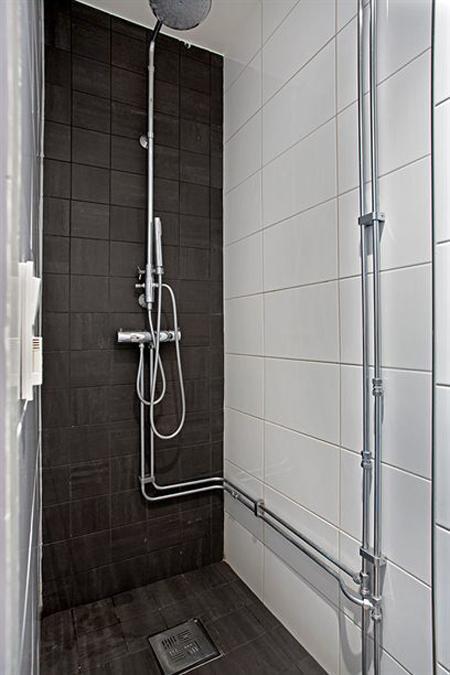 suelos blancos de madera sillas CH24 en roble sin barnizar radios retro blancas poster de new york pared ladrillo visto pintado blanco muebles de diseño marmol blanco encimera cocina grandes ventanales piso pequeño electrodomésticos smeg dormitorios minimalistas diseño nórdico diseño de exteriores diseño danés muebles decoración nórdica decoración minipisos decoración escandinava decoración en blanco decoración de pisos pequeños decoración de interiores CH24 de Hans J. Wegner para Carl Hansen blog estilo nórdico blog deco blog de interiorismo blog de estilo nórdico 