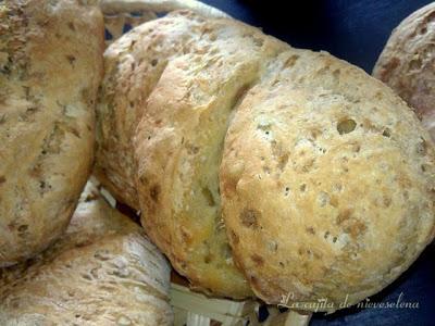 Panecillos de aceituna verde