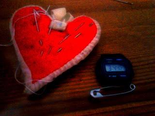 Boda de corazón: alfiletero y reloj