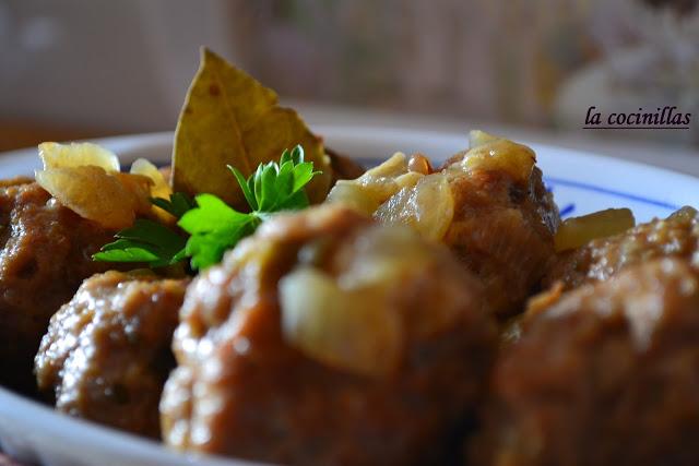 ALBONDIGAS EN SALSA DE CEBOLLA Y ALMENDRAS