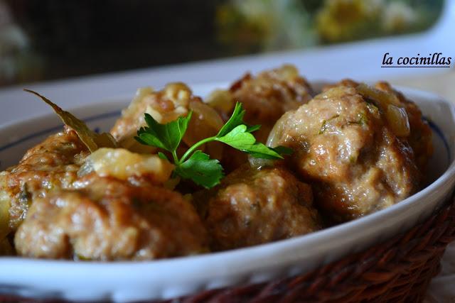 ALBONDIGAS EN SALSA DE CEBOLLA Y ALMENDRAS