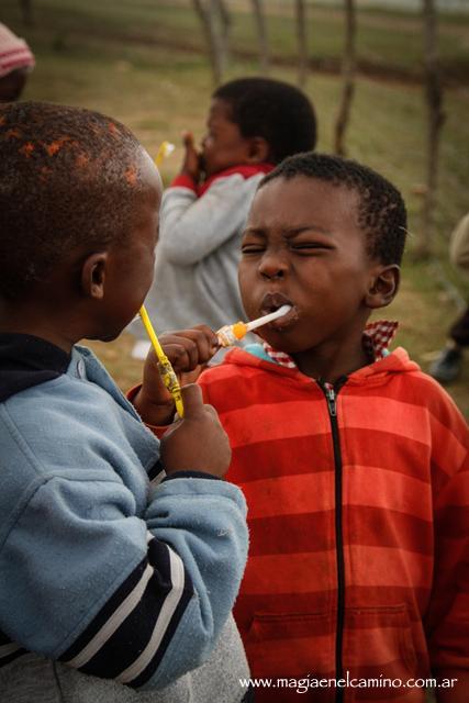 cepillandolosdientes4 copy Ludwala: la rutina de “lo rural”