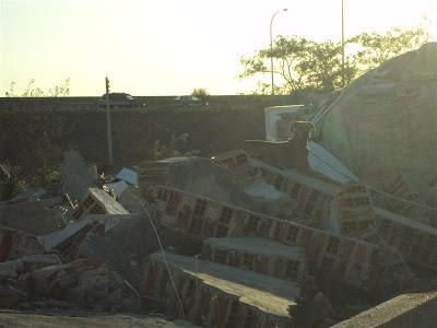 Lleva un año malviviendo entre escombros, cristales rotos, basura pero nadie le ayuda. (Madrid)